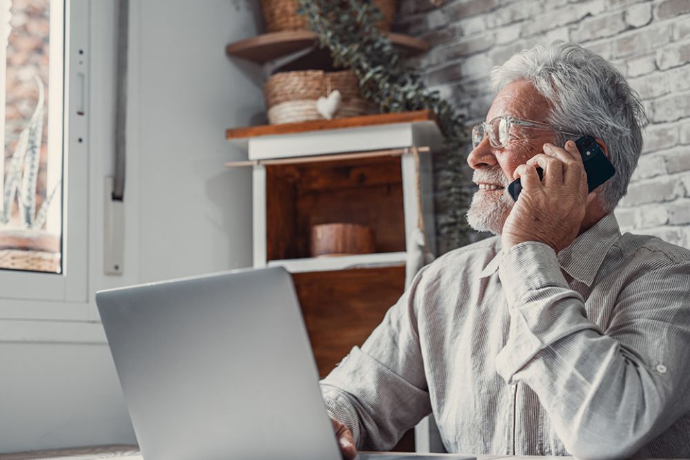 Pensionist telefoniert